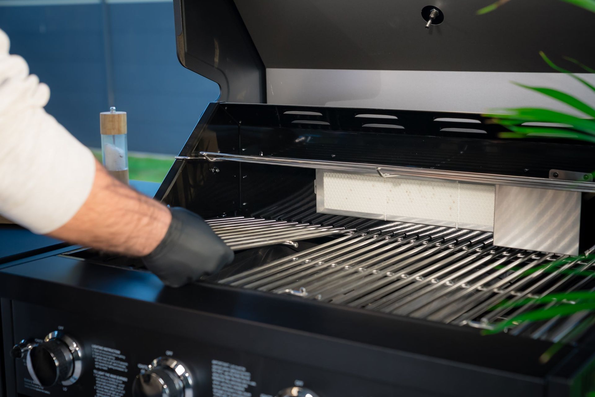 Griglia in acciaio inox massiccia per calore pulito e marcature decise.
