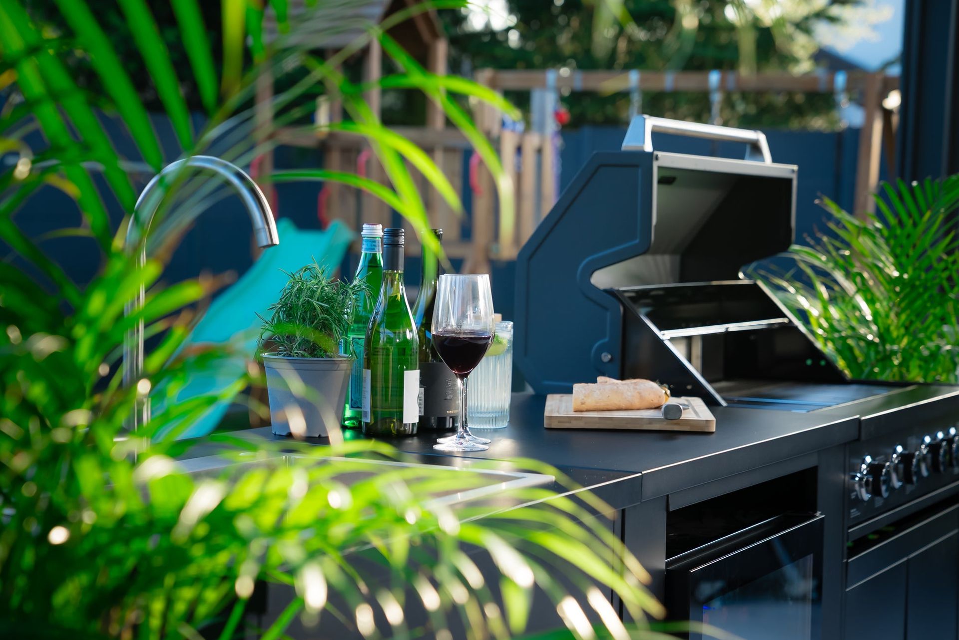 Design compatto con piano di lavoro robusto per la massima efficienza.