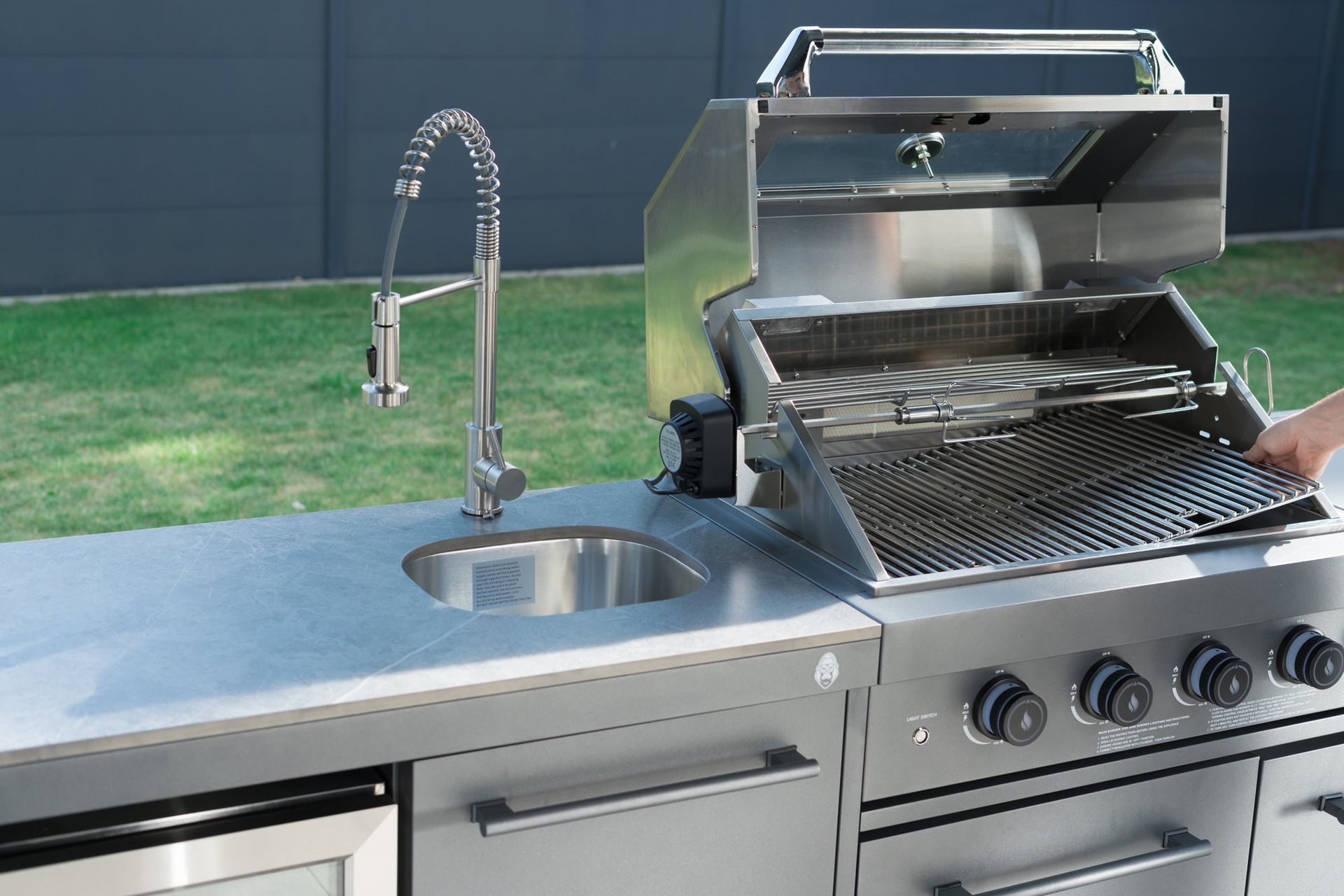 Vorbereiten, Reinigen und Weitergrillen, alles direkt an der Küche.