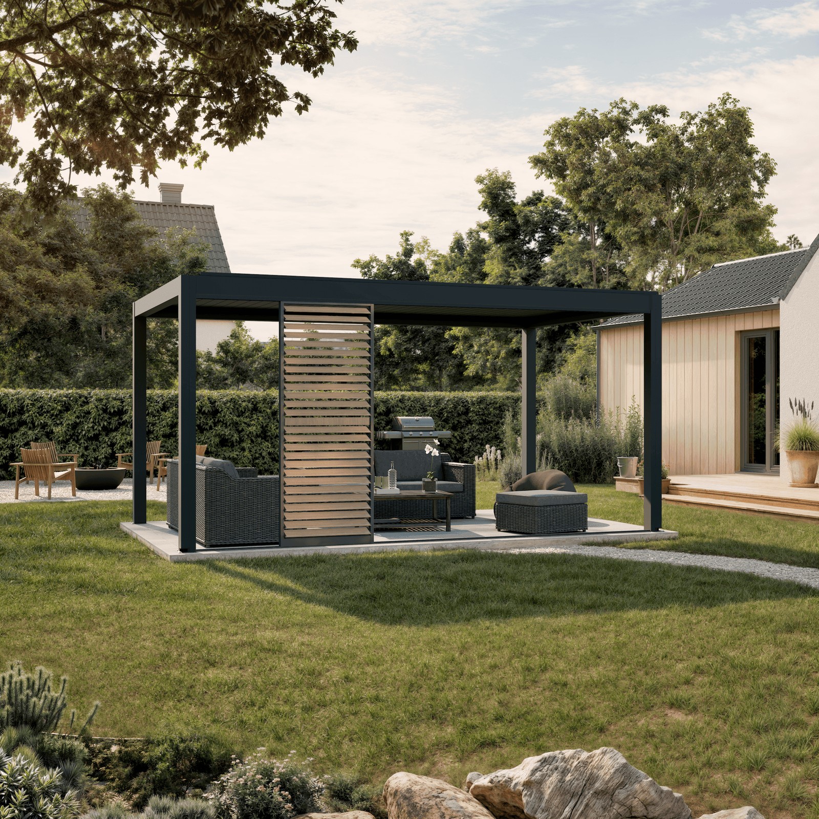 Lamellen-Schiebewand Ancora zwischen zwei Pfosten der Pergola