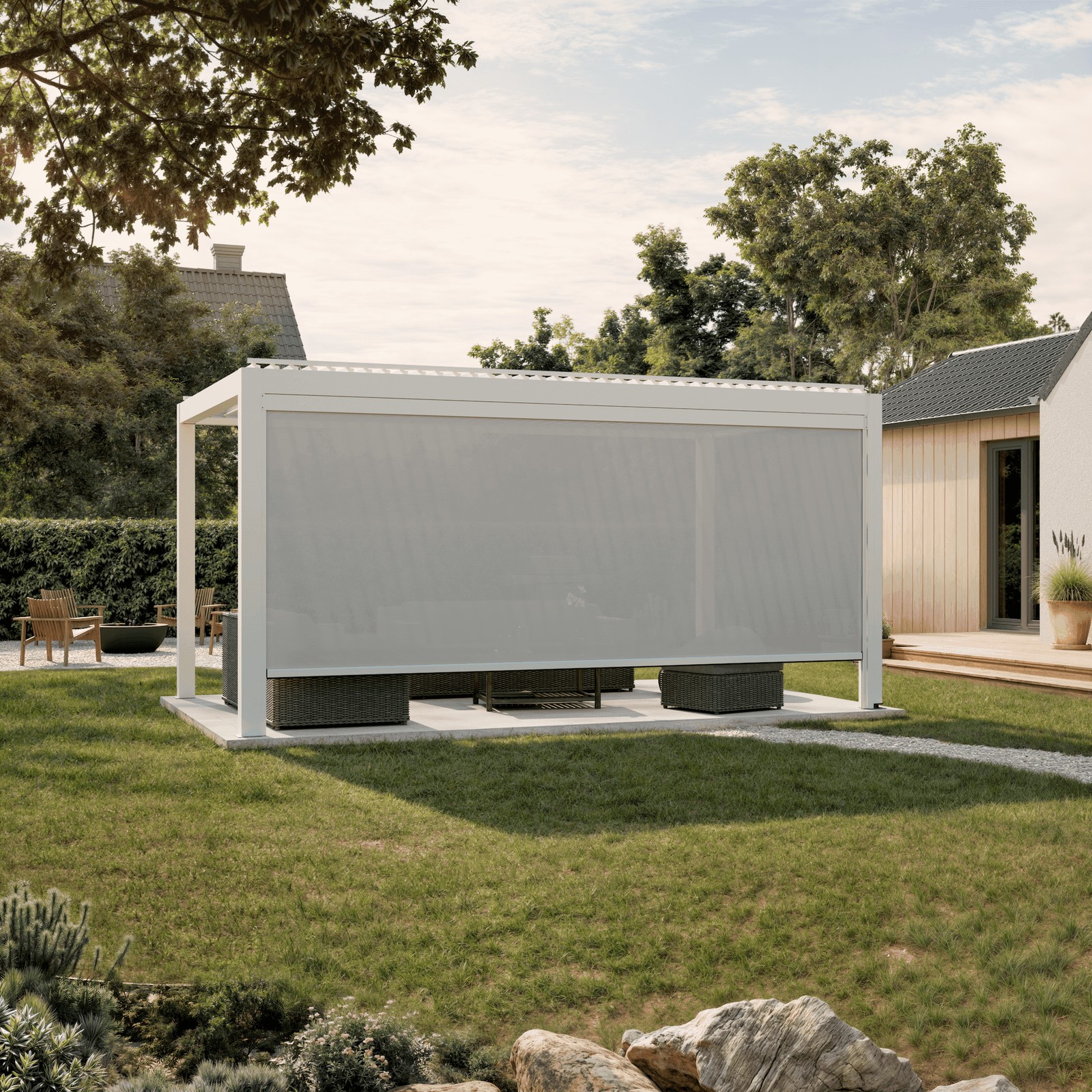 Pergola Ancora mit heruntergelassener Senkrechtmarkise