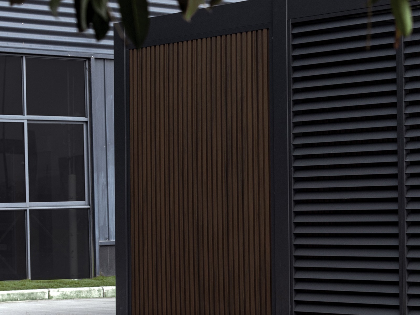Parete WPC effetto legno teak accanto al lato a lamelle