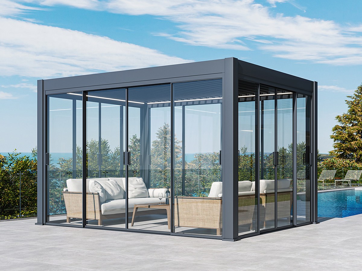 Pergola Antares con pareti in vetro scorrevoli in antracite a bordo piscina
