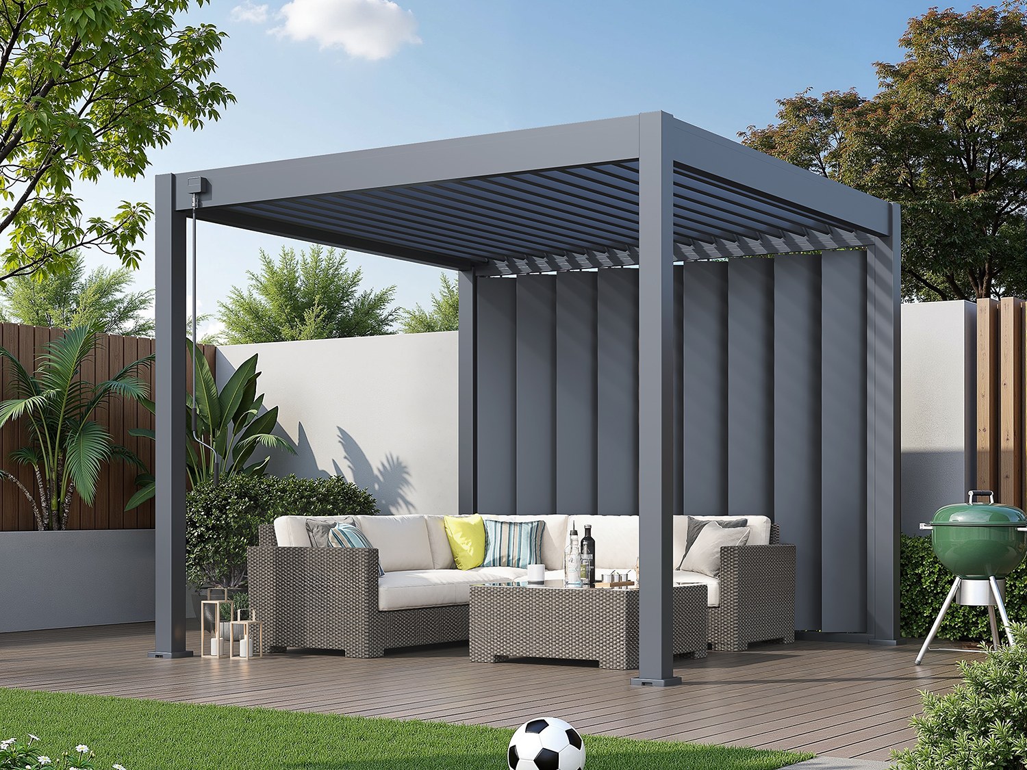 Pergola Antares con brisoleo antracite su una terrazza in giardino