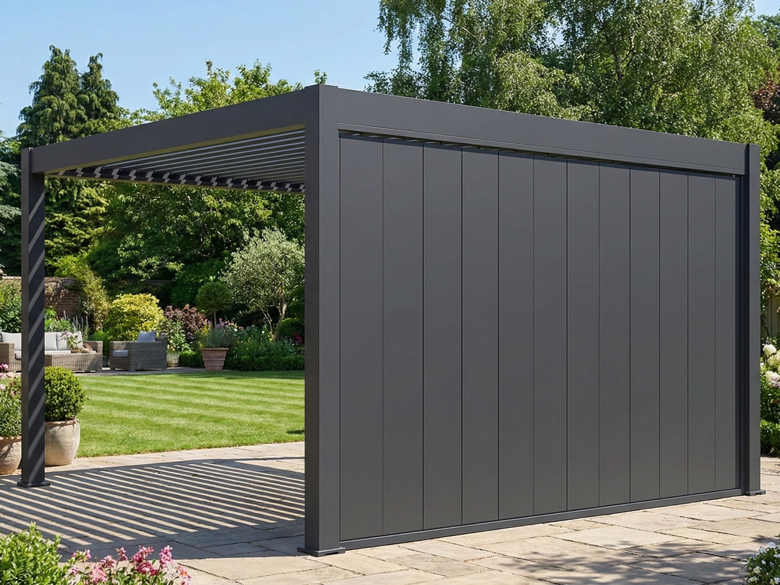 Pergola Antares con brisoleo antracite chiuso su una terrazza pavimentata